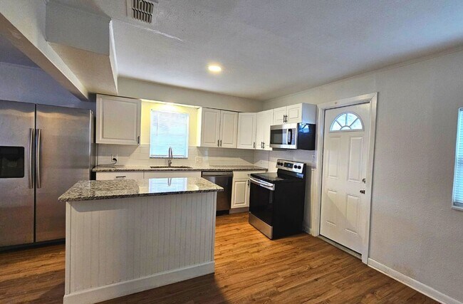 Building Photo - This stunning 3-bedroom, 1.5-bathroom hous...