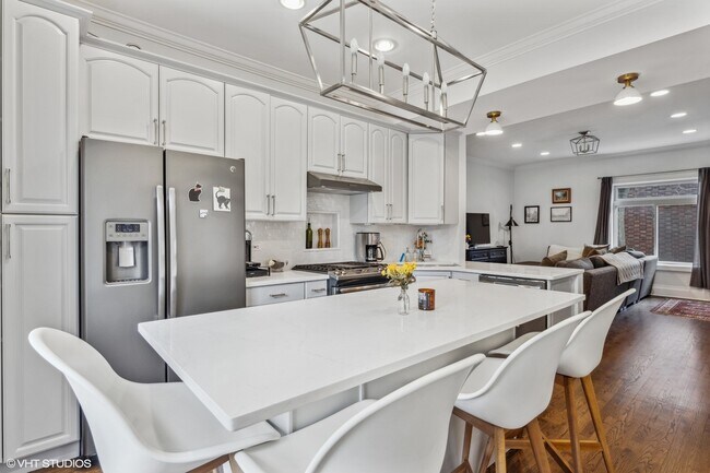 Building Photo - 905 W Lakeside Pl