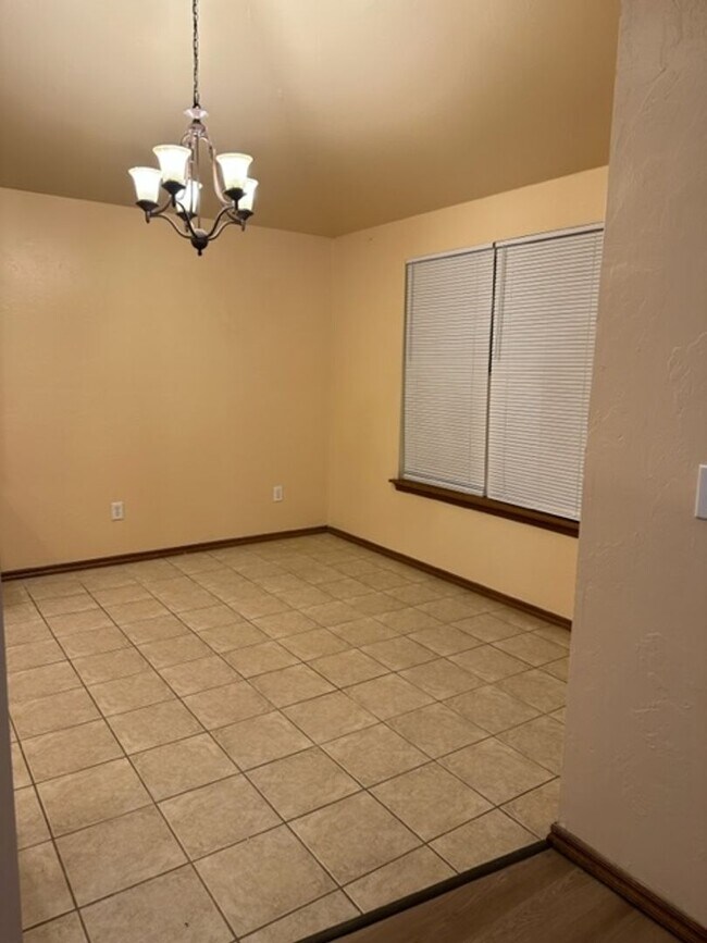 Foto del edificio - 4 Bedrooms - Moore Schools - New Flooring ...