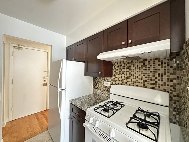 Foto del edificio - 3710 N Pine Grove Ave