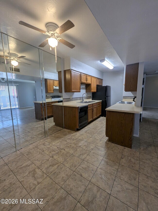 Foto del edificio - 9420 E Speedway Blvd