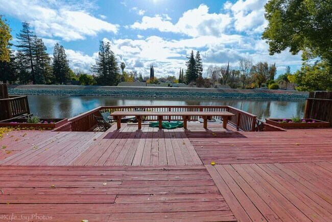 Foto del edificio - North Stockton 3 Bedroom 3 Bath Home