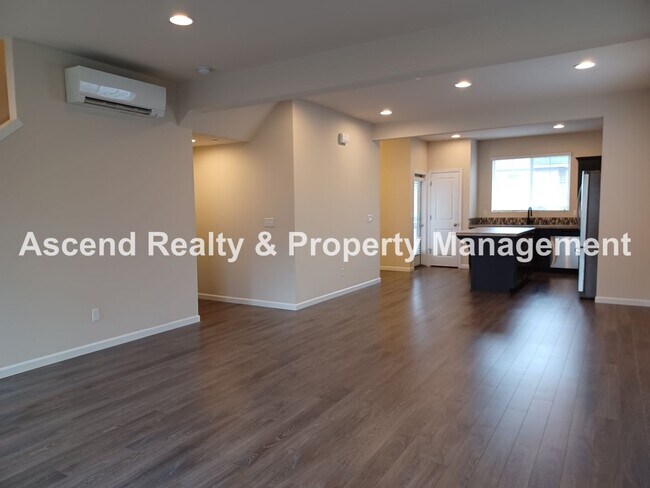 Foto del edificio - 3 Level End Unit Townhome with Newer Carpet, Open Floor Plan, 2 Balconies, 2 Car Attached Garage ...