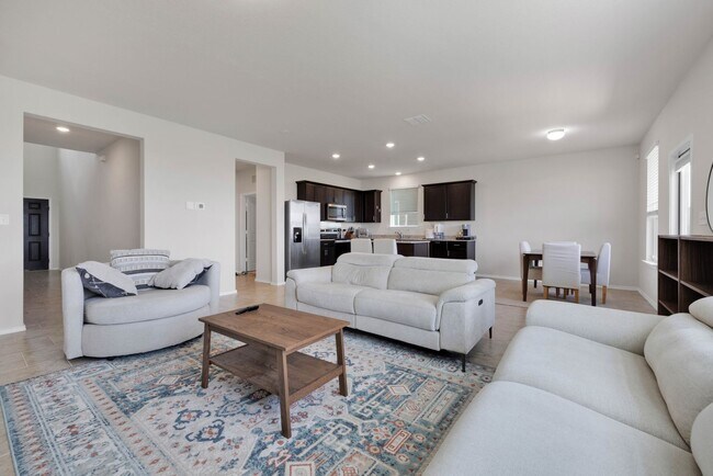 Foto del edificio - Spacious Two-Story Home with Loft and Flex...