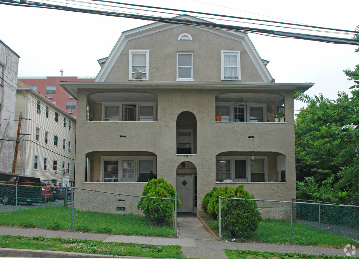 Building Photo - 425 Main St