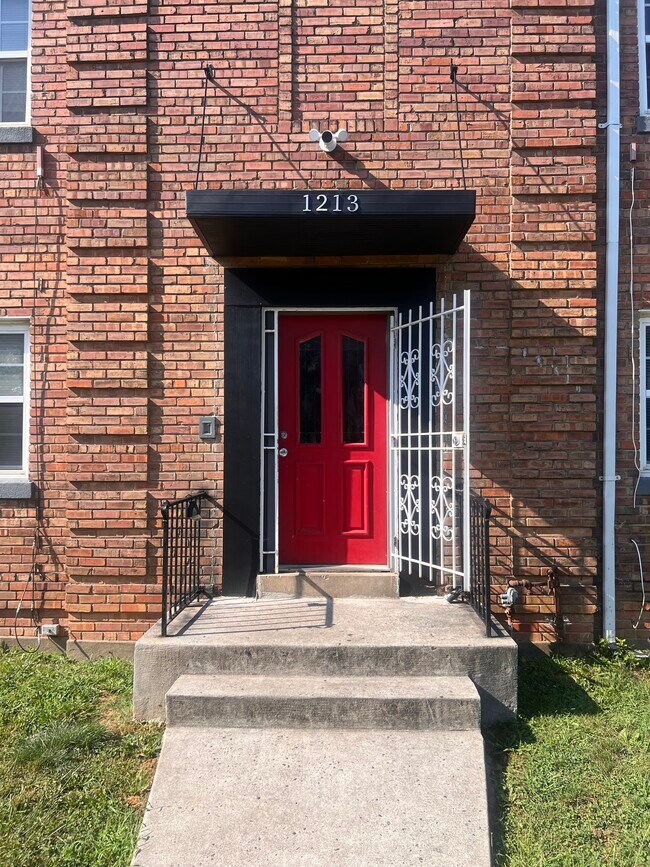 Building Photo - 1213 Raum St NE