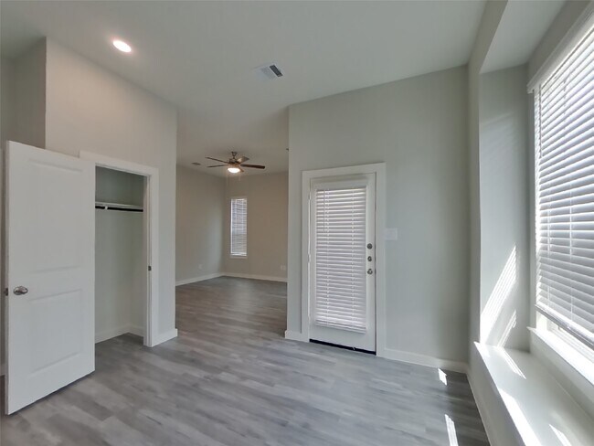 Foto del edificio - 9835 Willow Creek Commerce Dr