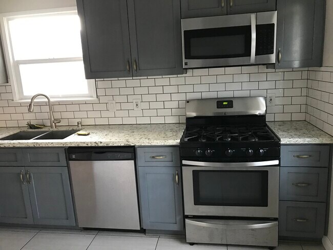 Estufa/microondas nueva - 125 Prospect S Ave