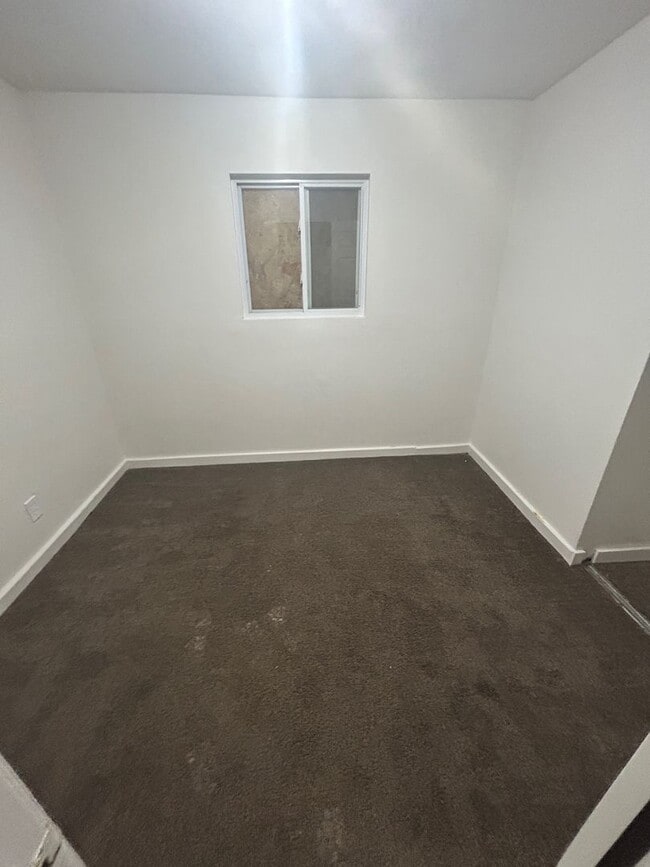 Foto del edificio - For Lease