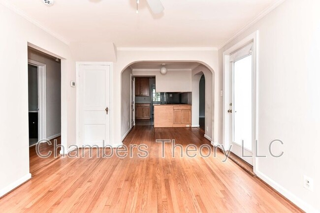 Building Photo - 419 S Barton St