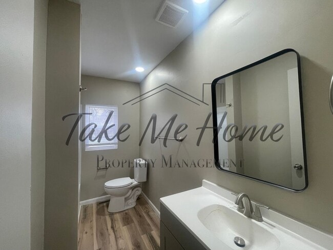 Building Photo - Remodeled 2-Bed, 1-Bath Duplex in Prime Springfield Location!