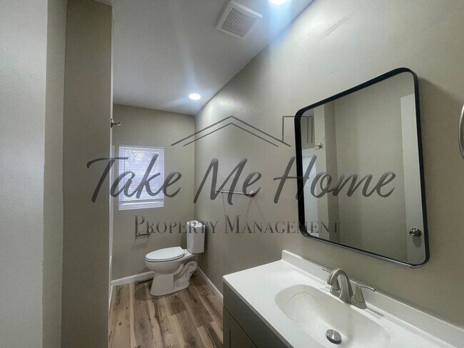 Foto del edificio - Remodeled 2-Bed, 1-Bath Duplex in Prime Springfield Location!