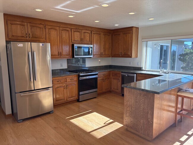 Foto del edificio - FANTASTIC 4 BEDROOM CASTRO VALLEY WOODLAND ESTATES HOME!!