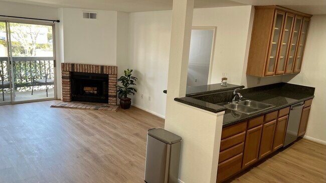Building Photo - 7180 Shoreline Dr