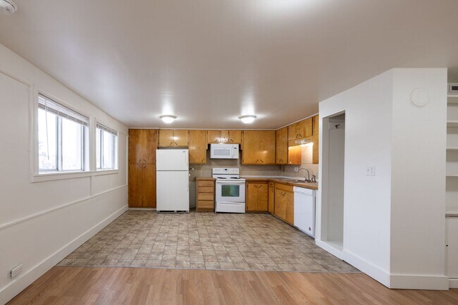 Foto del edificio - 2 BED 1 BATH DUPLEX IN ST ANTHONY