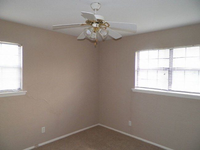 Building Photo - 521 NW Woodridge Dr