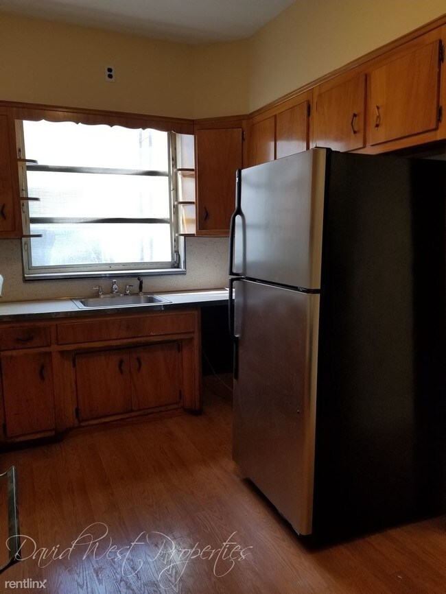 Building Photo - 3 br, 1 bath  - 2393 E 3rd St