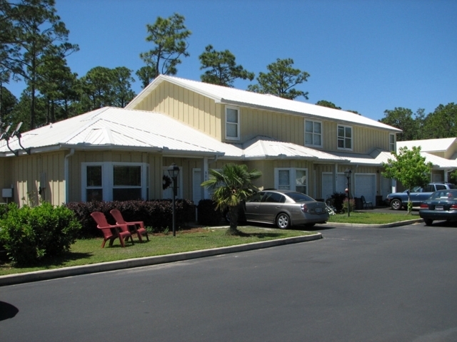 Building Photo - Creekside Villas