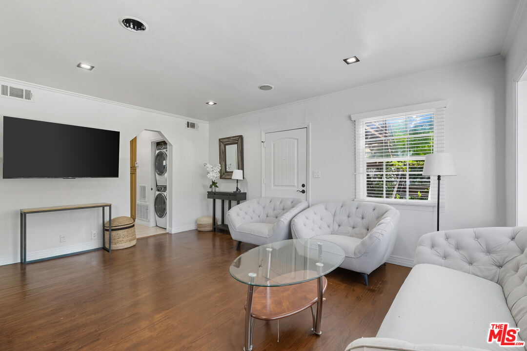 Foto principal - 3316 Barham Blvd