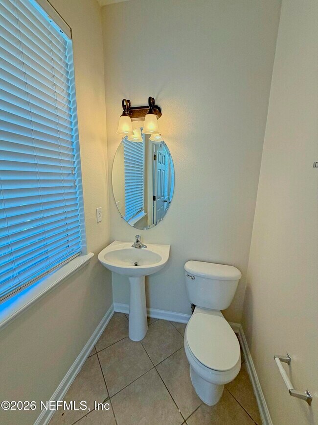 Foto del edificio - 6180 High Tide Blvd