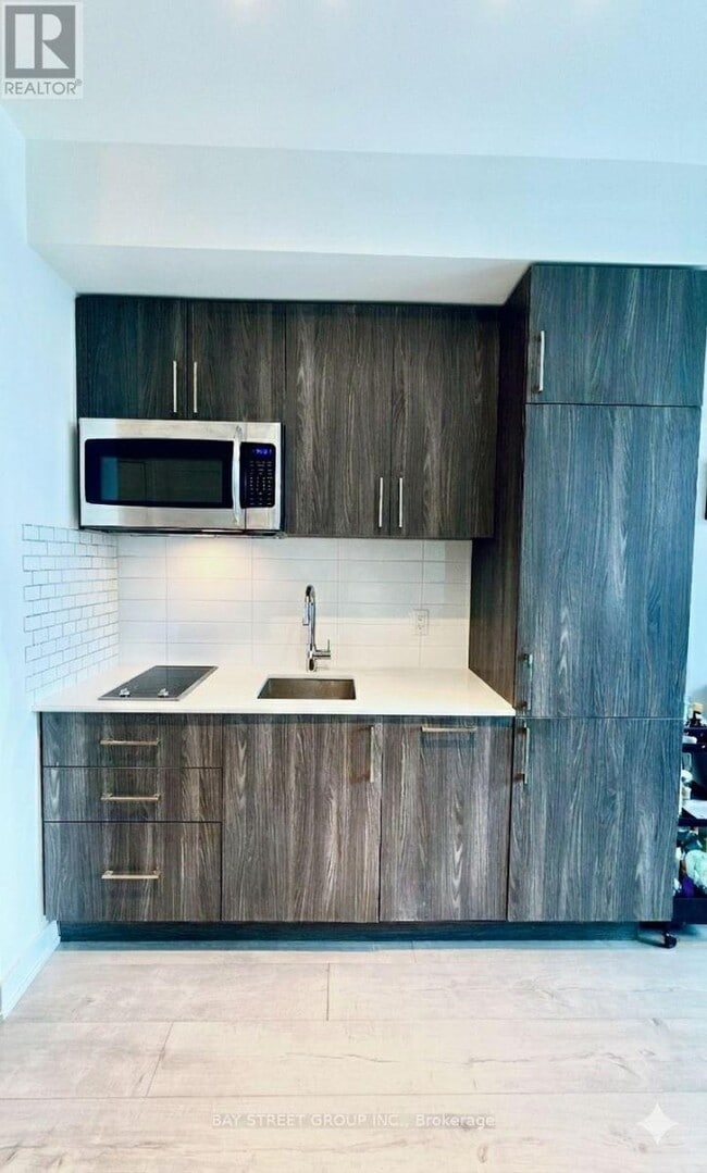 Building Photo - 576 Front St W