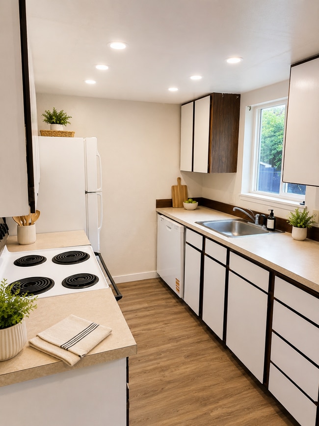 Building Photo - Beautiful ground floor unit in Lynnwood 4-plex