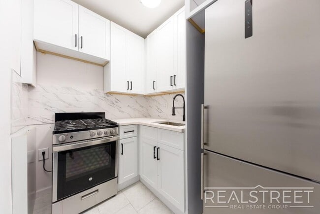 Photo - Renoavted 2 bed near YU campus in Washington Heights! Townhome