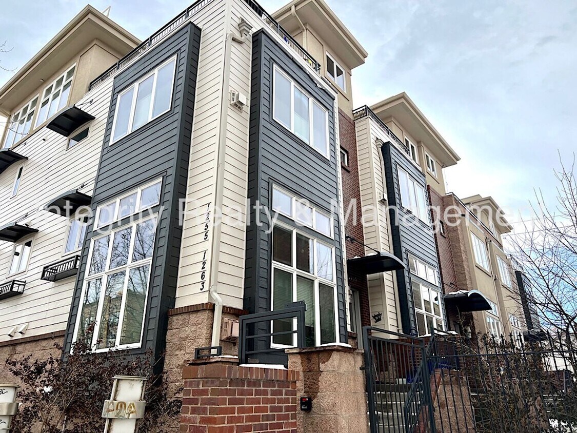 Foto principal - 4 Bed/4 Bath, 2,553 Sqft -1259 N Washingto...