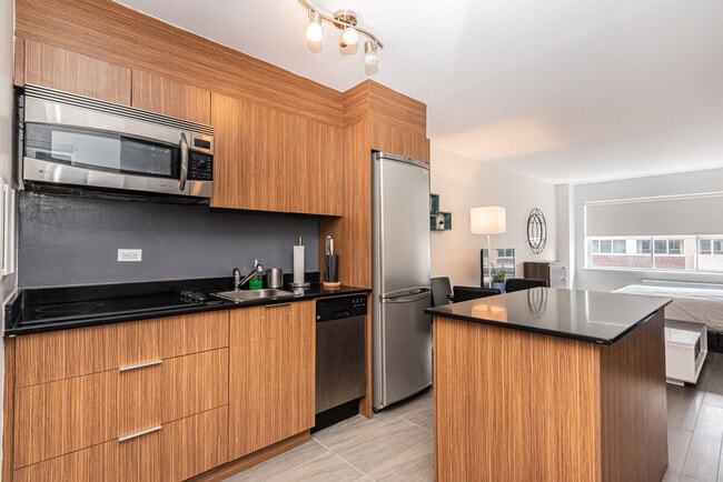 Building Photo - 3527 Rue de la Montagne