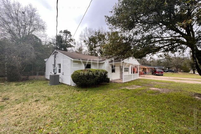 Building Photo - Updated 3 Bedroom/2 Bathroom House in Mobile!