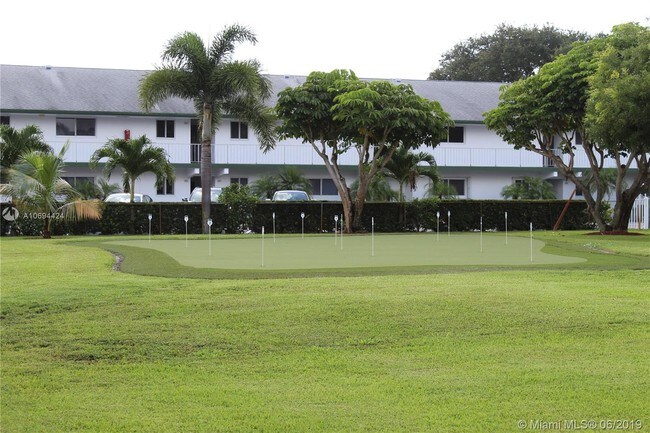 Foto del edificio - 2 Westwood Ave