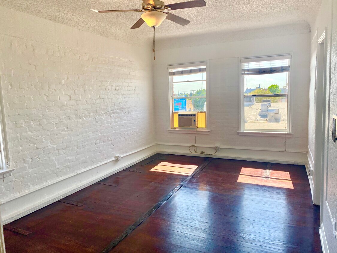 Foto principal - 849 S Oxford Ave