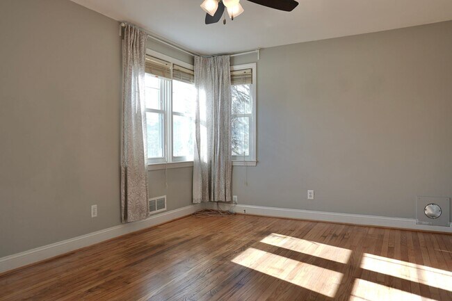 Building Photo - Lovely 3 BR/1 BA Single-Family Home in Eas...
