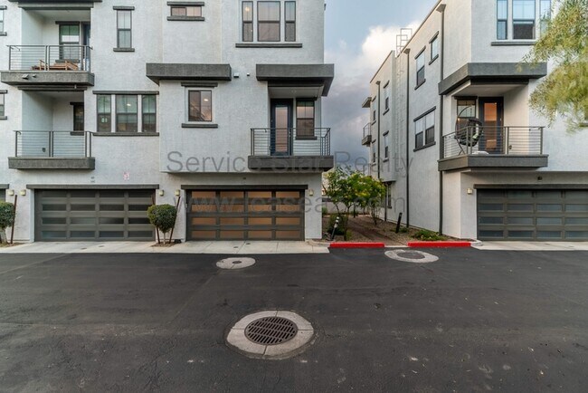 Building Photo - 2090 S Dorsey Ln