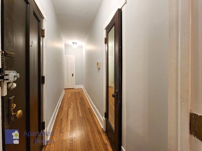 Foto del edificio - 1325 W Addison St