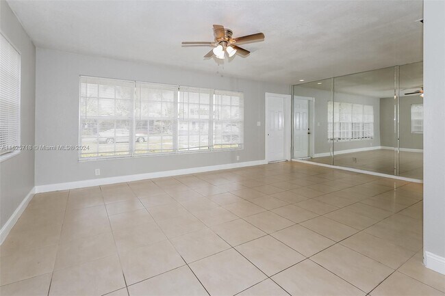 Foto del edificio - 4962 Pineaire Ln