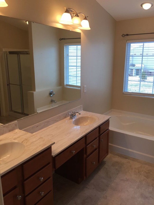 Building Photo - Upscale 2 BR 2 BA Condo in Maineville