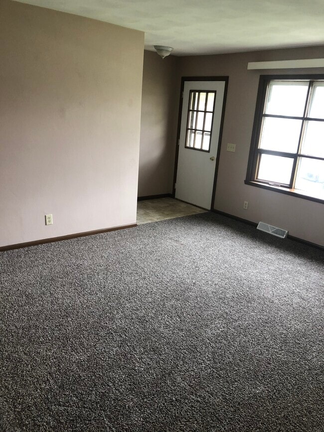 Living room - 605 Tudor Dr