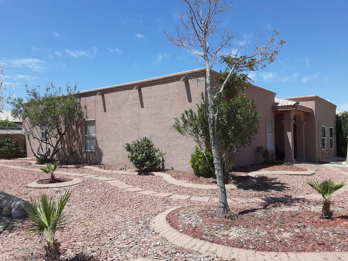 Foto principal - Corner Lot Home in Gated Santa Teresa