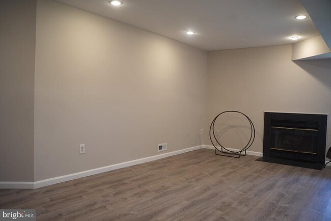 Building Photo - 84 Woodlake Dr
