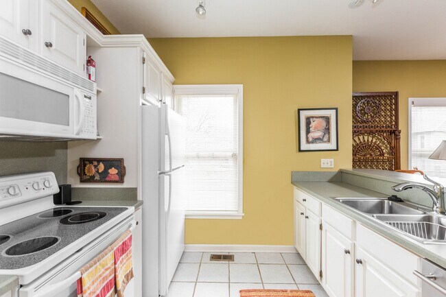 Kitchen - 527 Lockerbie St