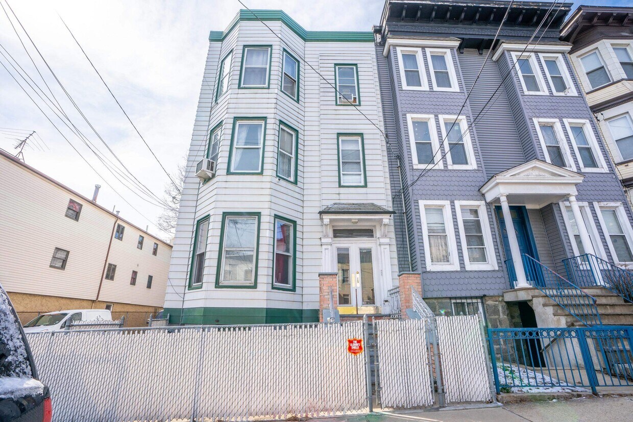 Primary Photo - 119 Hutton St