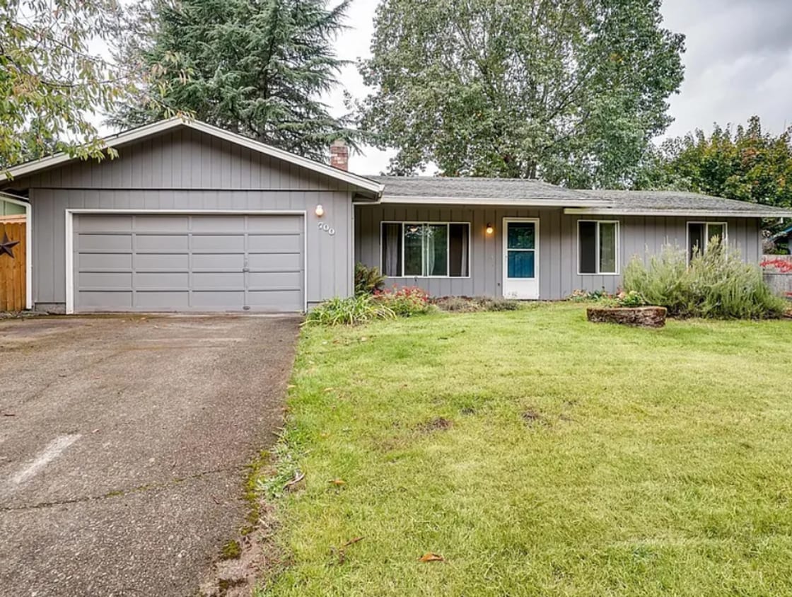 Super Cute Ranch Style 3 Bedroom 2 Bathroom Home!! Bright Kitchen! Fenced Backyard! Garage! - Super Cute Ranch Style 3 Bedroom 2 Bathroom Home!! Bright Kitchen! Fenced Backyard! Garage!