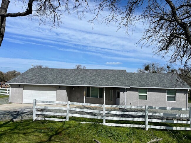 Building Photo - Like new 3br/2ba home on 5 Ac.