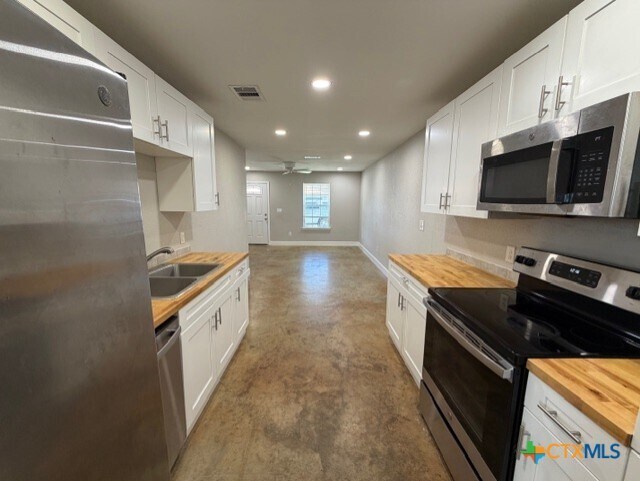 Building Photo - 661 W Austin St