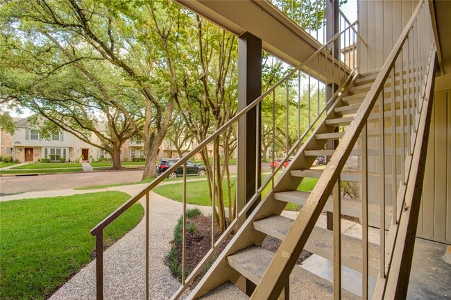Building Photo - 12973 Trail Hollow Dr
