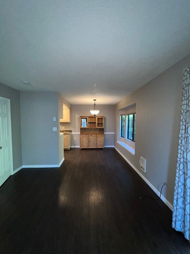 Building Photo - Two bedroom townhouse near Ashland Communi...