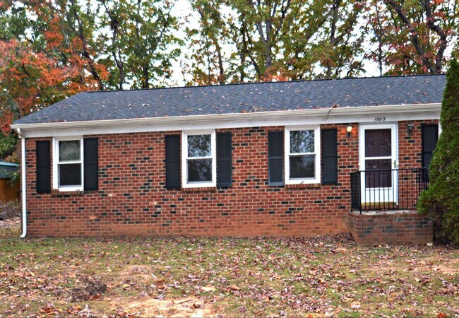 Building Photo - 2 Bedroom Duplex off Wards Ferry Rd