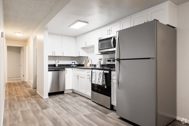 2BR, 1BA - 1,120SF - The 500 Townhome Apartments