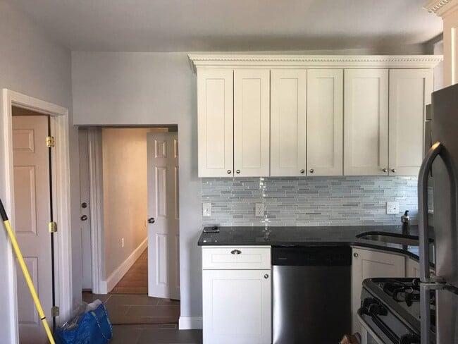 Building Photo - Beautiful Three Bed Right Near The Blue Line